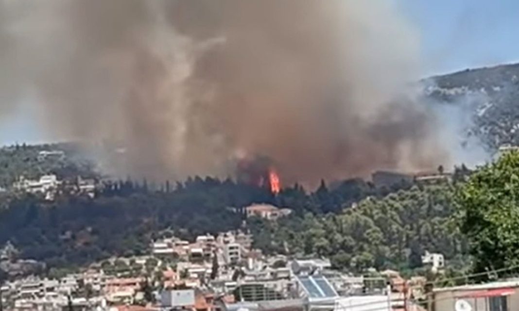 Πάτρα: Μεγάλη φωτιά στο Γηροκομειό - Δόθηκε εντολή για εκκένωση, ήχησε το 112