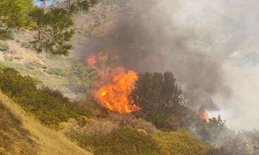 Ανεξέλεγκτη η φωτιά στη Χίο - Ενισχύθηκαν οι δυνάμεις - Εμπρησμός πίσω από το πύρινο μέτωπο