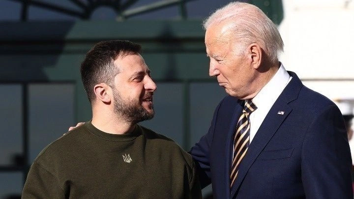 Ζελένσκι: Η Ουκρανία ευγνωμονεί τον Μπάιντεν για την υποστήριξή του – Σεβαστή η απόφασή του