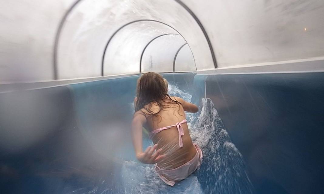 Φωτογράφιζε παιδιά σε νεροτσουλήθρες - Βρέθηκαν πάνω από 400 φωτογραφίες στο κινητό του