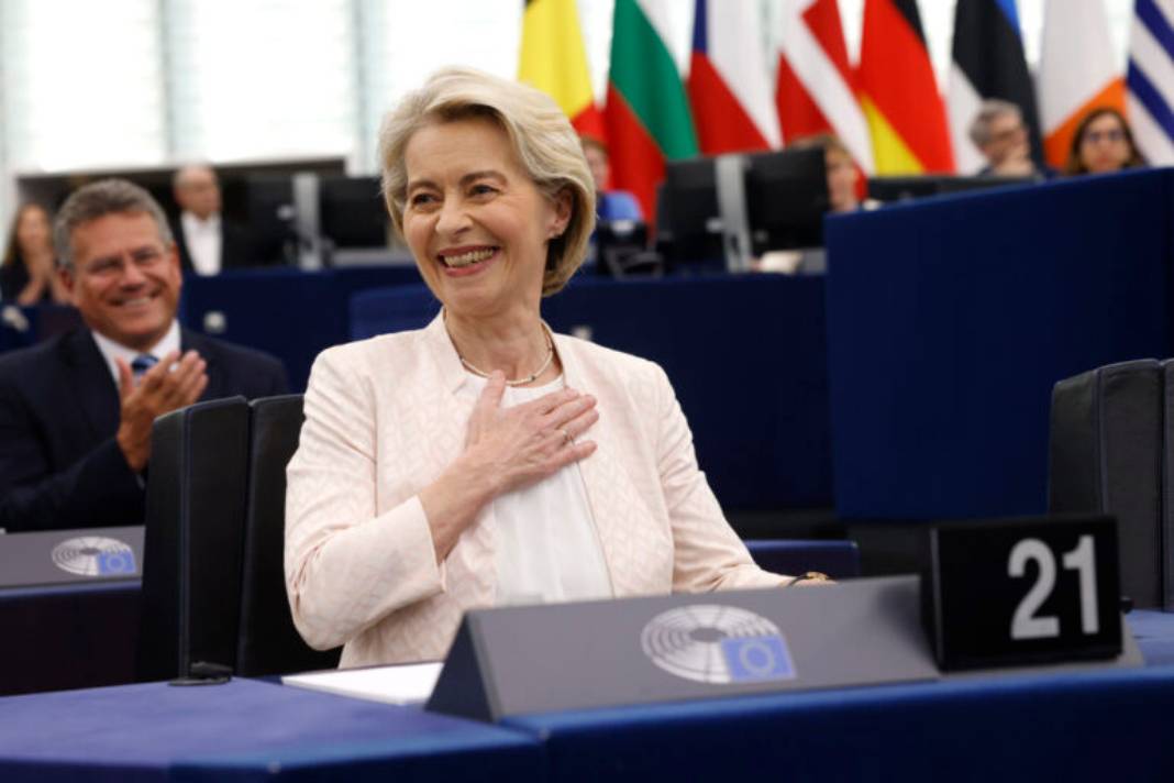 Ούρσουλα φον ντερ Λάιεν: Στο «τιμόνι» της Κομισιόν για ακόμα μια πενταετία με 401 ψήφους