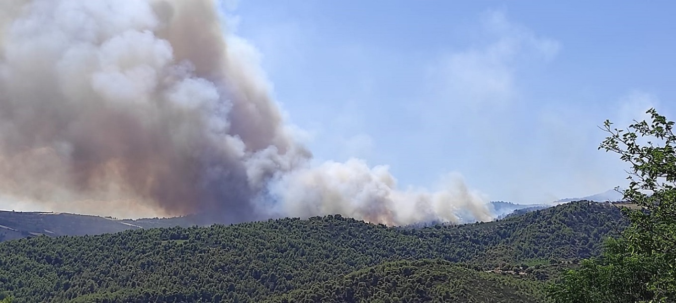 Καίει ανεξέλεγκτη η φωτιά στην Κορινθία – Επιχειρούν 140 πυροσβέστες, 11 αεροσκάφη και 5 ελικόπτερα