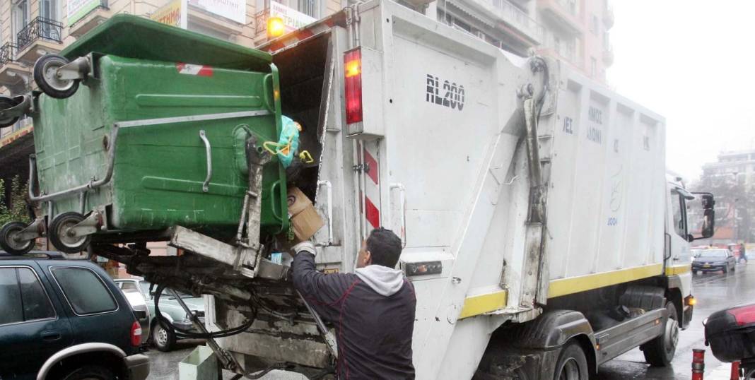 Τραγωδία: Νεκρός οδηγός απορριμματοφόρου που παρασύρθηκε από το όχημά του