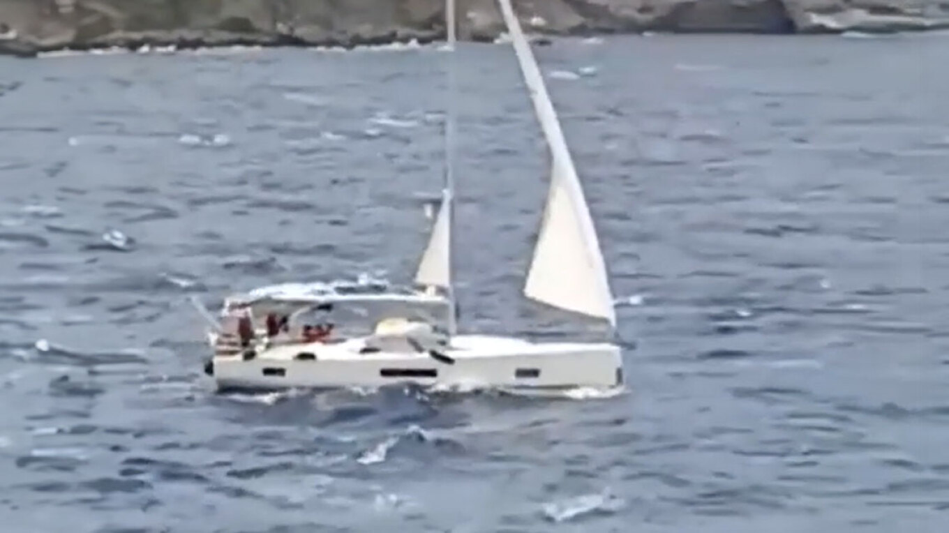 Ακυβέρνητο ιστιοφόρο με δέκα επιβαίνοντες