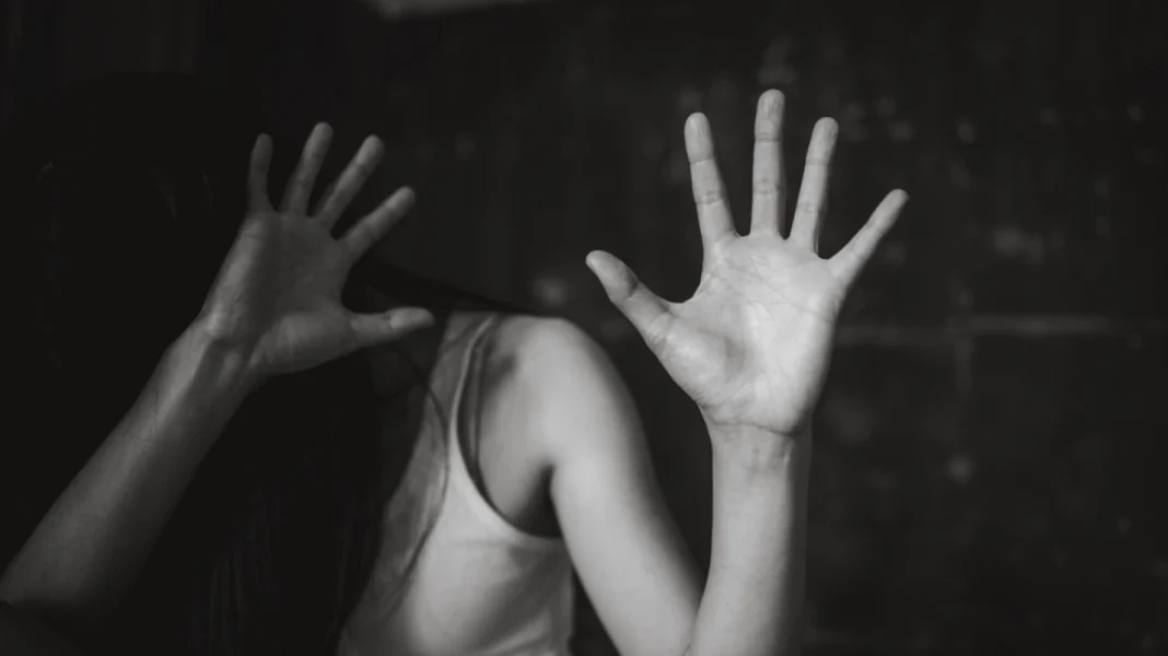 Της έπιασα το φόρεμα από την τιράντα, όχι σεξουαλικά, λέει η 35χρονη που κατηγορείται για βιασμό 20χρονης