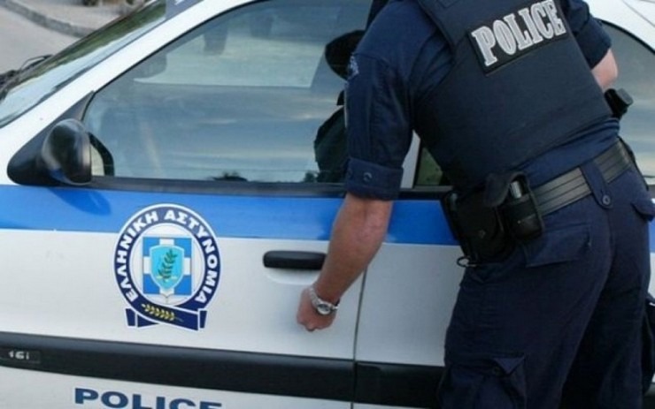 Άνδρας επιτέθηκε σε αστυνομικούς που πήγαν να τον βοηθήσουν – Νοσηλεύεται ο ένας