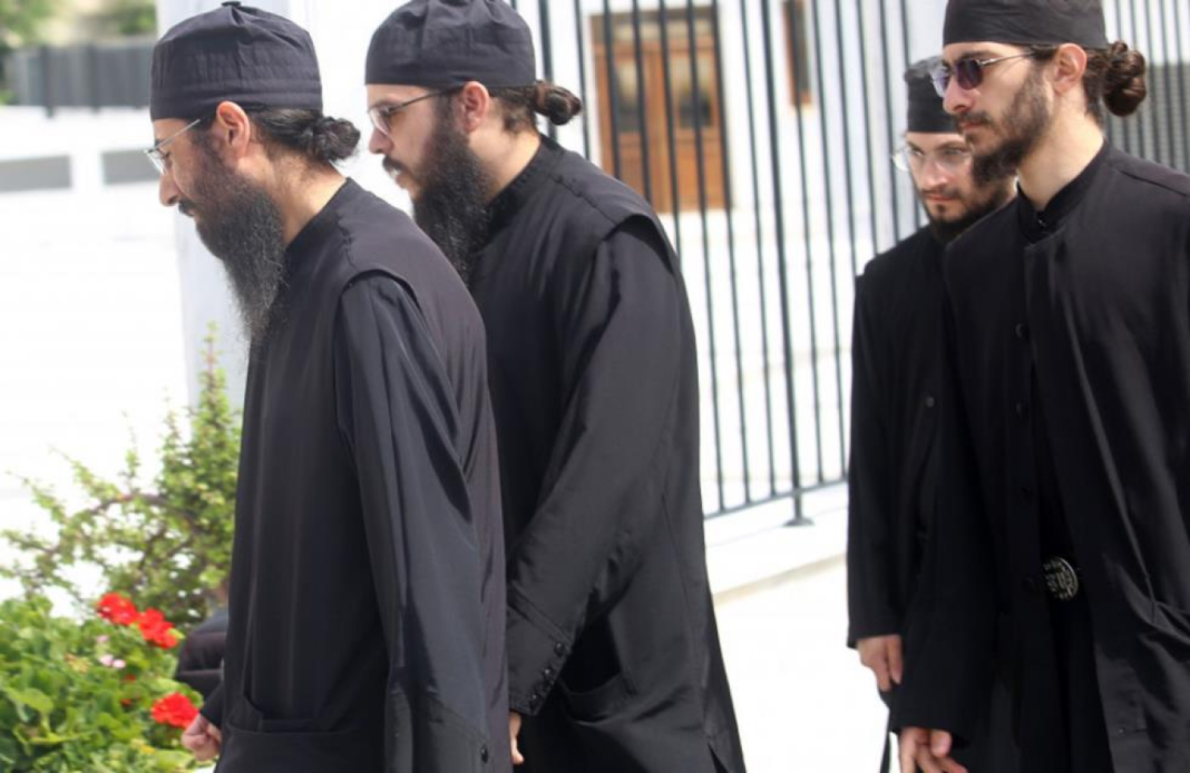 Κύπρος: Ελεύθεροι ως τη δίκη οι «θαυματουργοί» μοναχοί της Μονής Αββακούμ
