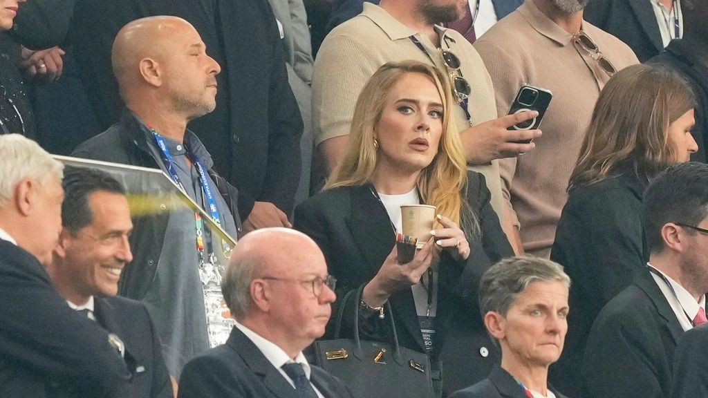 Ένθερμη οπαδός η Adele στον ημιτελικό Αγγλίας-Ολλανδίας – Γιατί έγινε viral