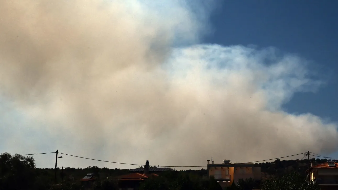 Διάσπαρτες εστίες στην πυρκαγιά στην Κορινθία – Σηκώθηκαν εναέρια μέσα