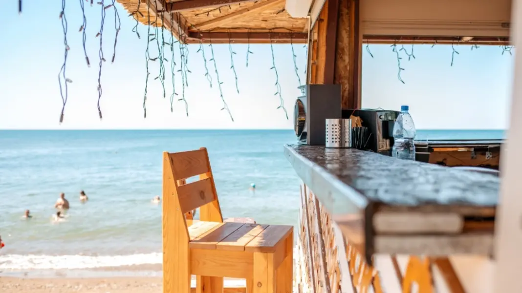 Συνελήφθη ιδιοκτήτης beach bar – Εξύβρισε και απείλησε αστυνομικούς που του βεβαίωσαν παράβαση για ηχορύπανση