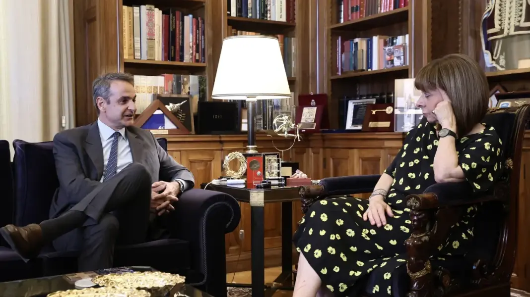 Μητσοτάκης σε Σακελλαροπούλου: Παραμένουμε προσηλωμένοι στο μέτωπο της τιθάσευσης των τιμών