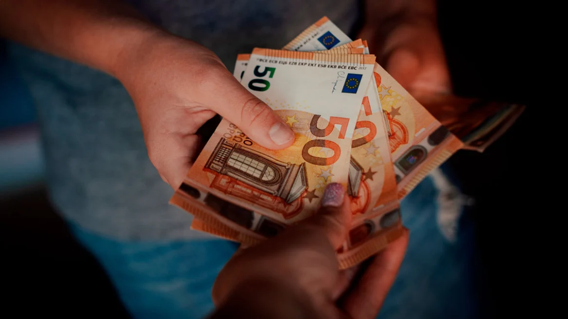 Υψηλόβαθμη υπάλληλος του υπ. Πολιτισμού στα μέλη του κυκλώματος που πουλούσε προστασία σε καταστηματάρχες