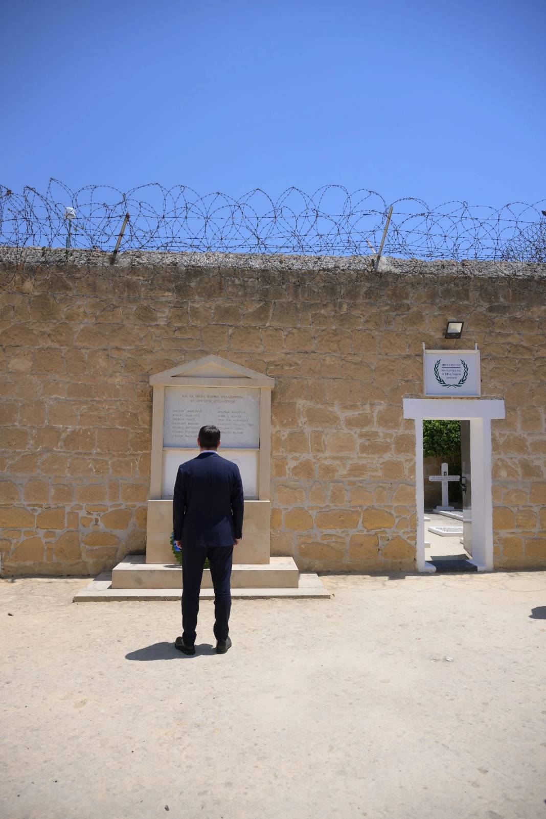 Στα Φυλακισμένα Μνήματα ο Νίκος Ανδρουλάκης