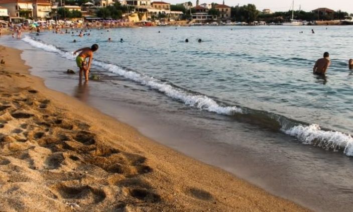Γνωστή παραλία στην Ελλάδα μετατοπίστηκε κατά 18 μέτρα – Ποιος είναι ο λόγος
