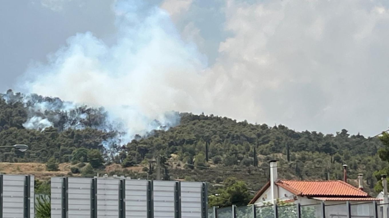 Φωτιά στα Γλυκά Νερά: Τέσσερις προσαγωγές - Εξετάζεται να ξέσπασε μετά από πτώση drone