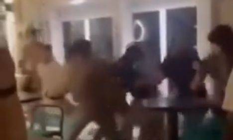 Ναύπακτος: Παρέα Ελληνοαμερικανών μετέτρεψαν κεντρικό δρόμο σε «ρινγκ» – Ζημιές σε καταστήματα