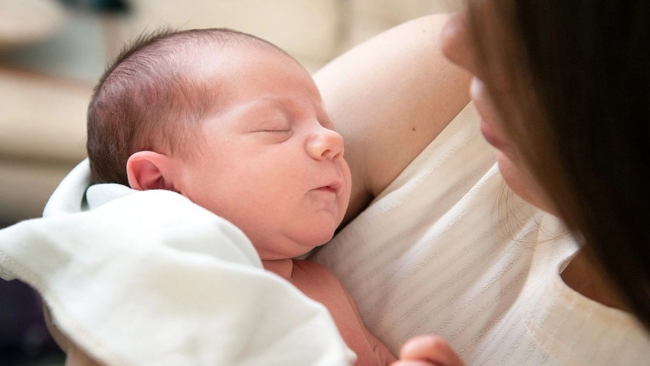 Επίδομα μητρότητας 13.190 ευρώ για τη γέννηση του πρώτου παιδιού και επέκταση αδείας