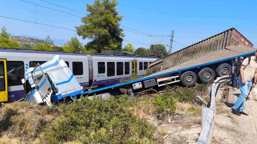 Νέες φωτογραφίες από το ατύχημα με τη σύγκρουση φορτηγού με τρένο - Τρεις ελαφρά τραυματίες