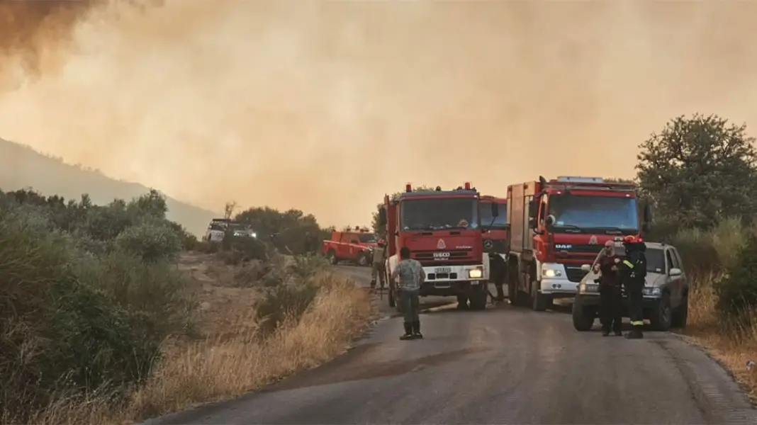 Μαίνεται η φωτιά στην Εύβοια – Νέο 112 για εκκένωση σε Πετριές και Κριεζά