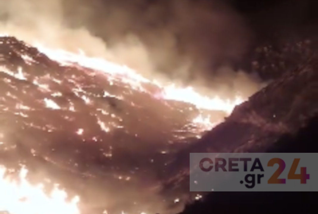 Πυρκαγιά στο Ηράκλειο: Συνεχείς αναζωπυρώσεις  – Στη «μάχη» δύο ελικόπτερα
