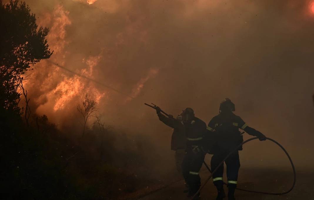 Συγκλονιστικό βίντεο από τη στιγμή που η φωτιά κυκλώνει τον πυροσβέστη που τραυματίστηκε στην Εύβοια