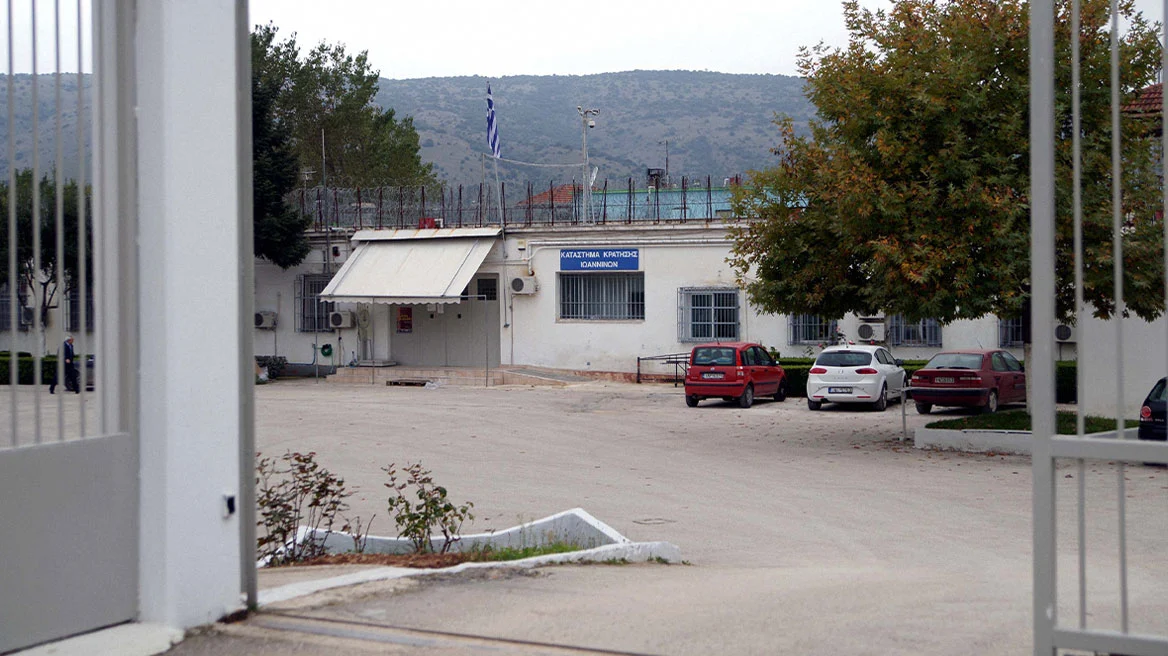 Σε διαθεσιμότητα ο αστυνομικός που διακινούσε ναρκωτικά, χρήματα και κινητά σε φυλακές