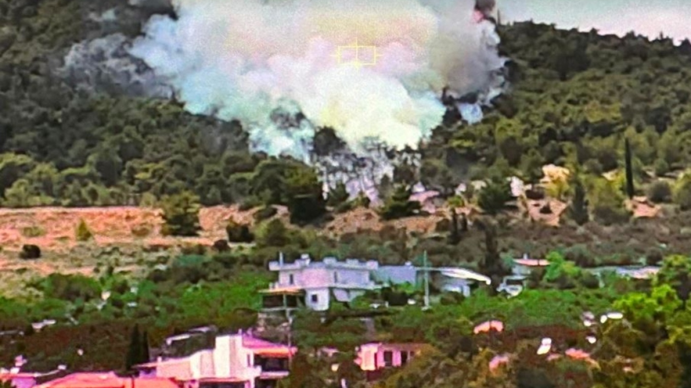 Συναγερμός για πυρκαγιά στα Γλυκά Νερά κοντά στον οικισμό - Σηκώθηκαν εναέρια μέσα, μήνυμα από το 112