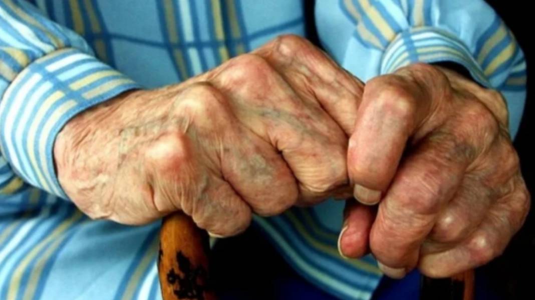 Συνταξιούχος αστυνομικός ξυλοκόπησε άγρια τον 89χρονο πατέρα του μέσα στο σπίτι τους