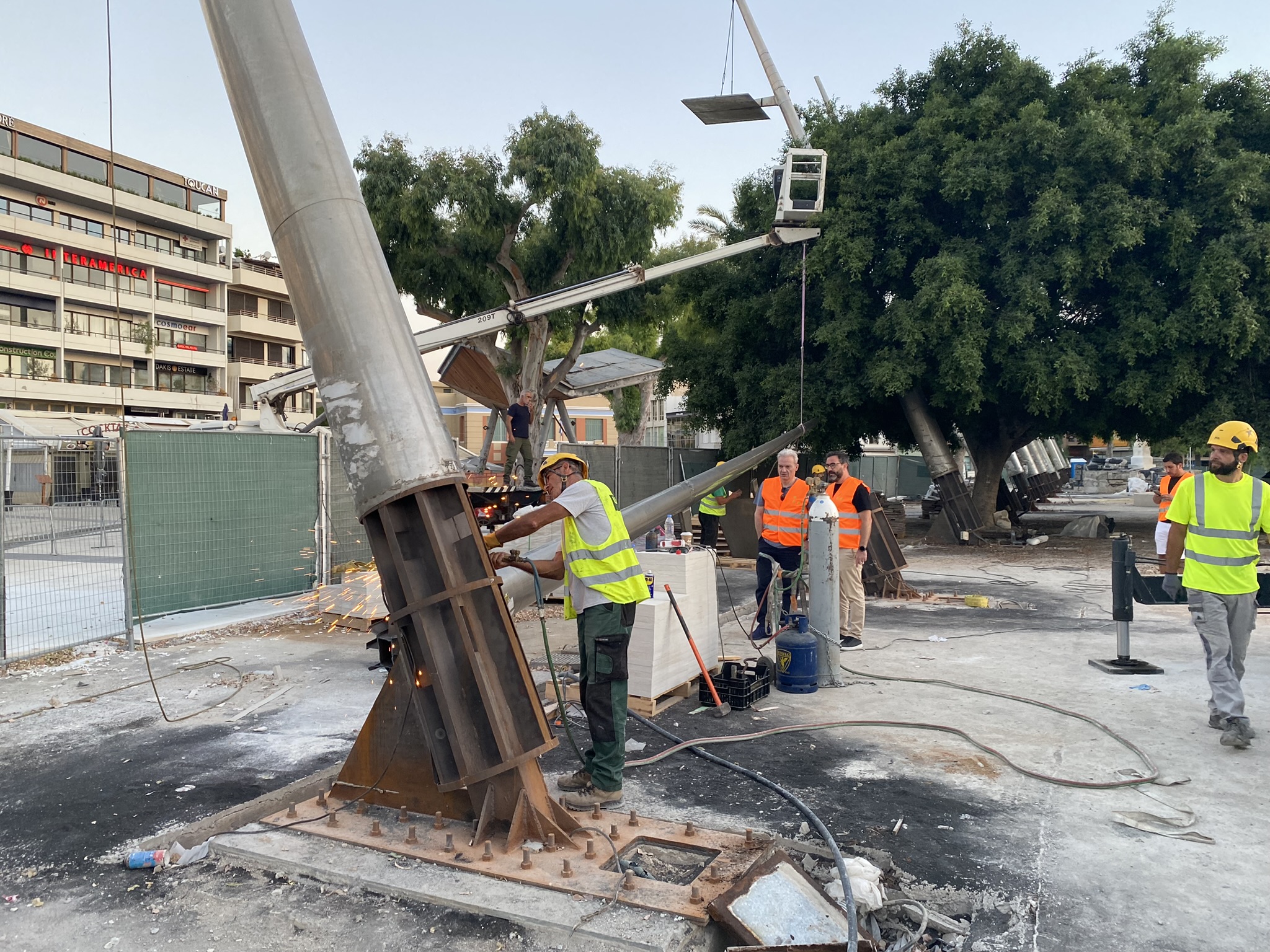 Απομακρύνονται οι πυλώνες φωτισμού από την πλατεία Ελευθερίας