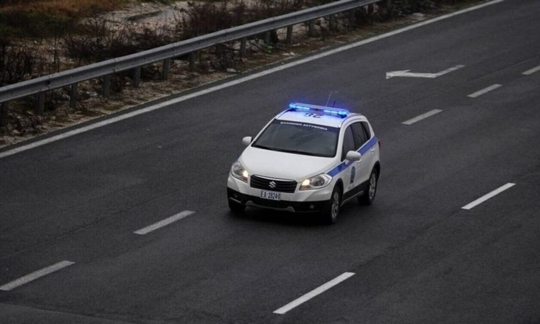 Χειροπέδες σε διακινητή – Μετέφερε με όχημα έξι παράνομους μετανάστες