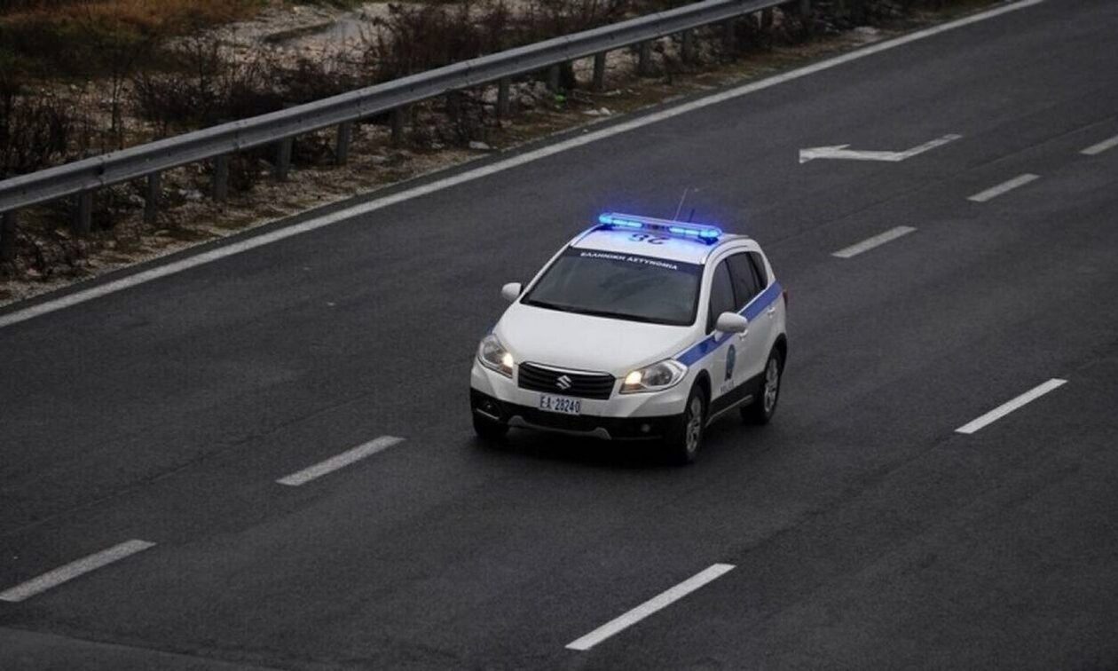 Χειροπέδες σε διακινητή – Μετέφερε με όχημα έξι παράνομους μετανάστες