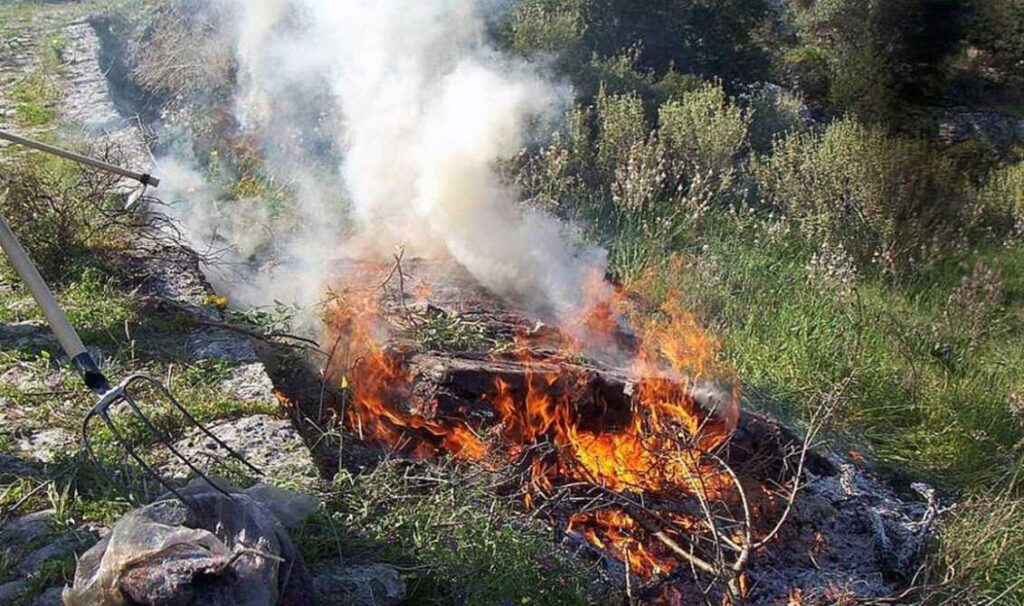 Κρήτη: Τσουχτερό πρόστιμο σε άνδρα που έκαιγε ξερά χόρτα