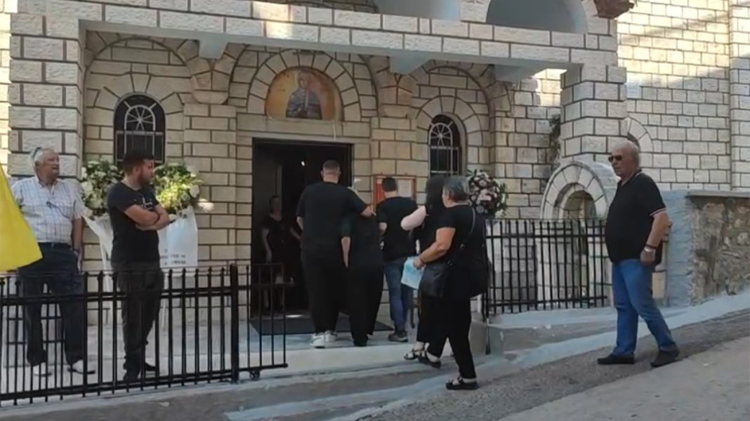 Θρήνος στην κηδεία της 36χρονης Αρετής που δολοφονήθηκε από τον εν διαστάσει σύζυγό της