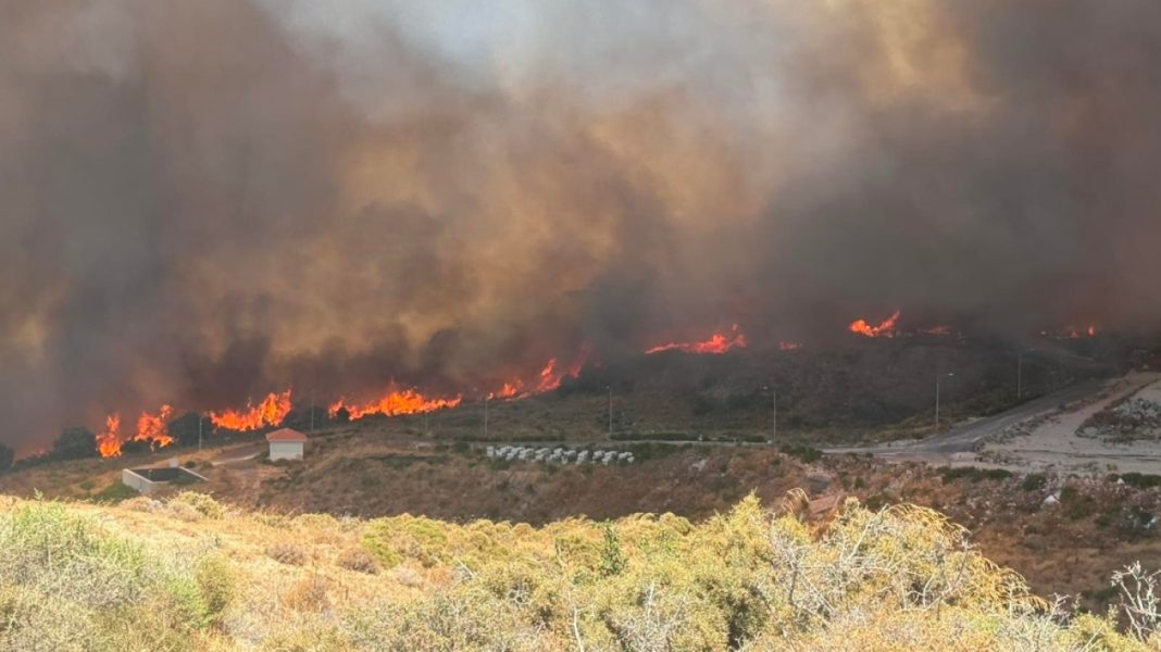 Φωτιά στην Κω: Μήνυμα από το 112 για εκκένωση της Καρδάμαινας - Δείτε φωτογραφίες