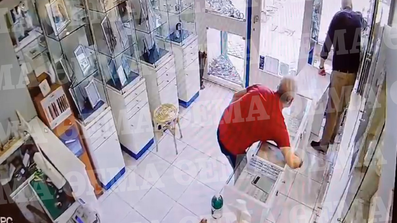 Βίντεο από τη δράση 63χρονου «ελαφροχέρη» που παρίστανε τον πελάτη και «άδειαζε» κοσμηματοπωλεία