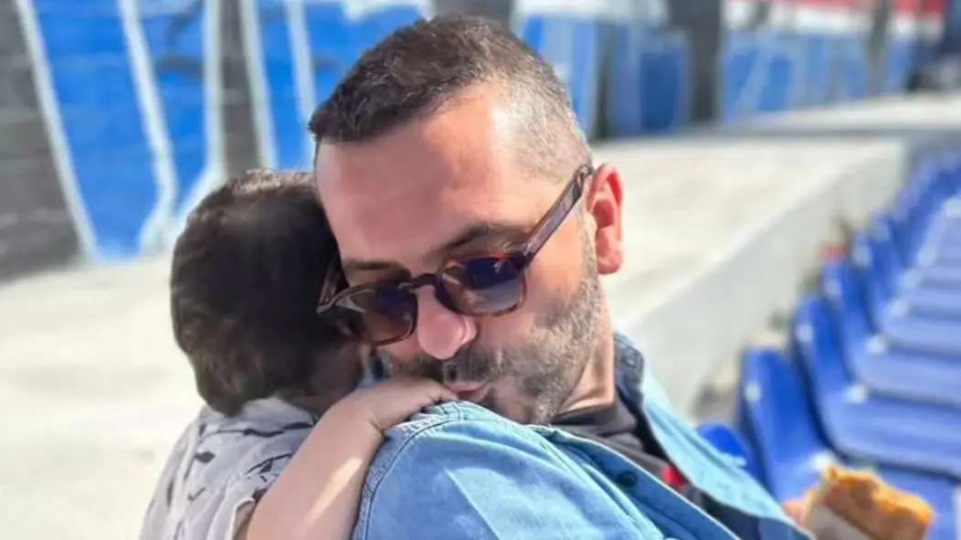 Λεωνίδας Κουτσόπουλος: Φωτογραφίζει τον γιο του στις διακοπές τους στη Σχοινούσα