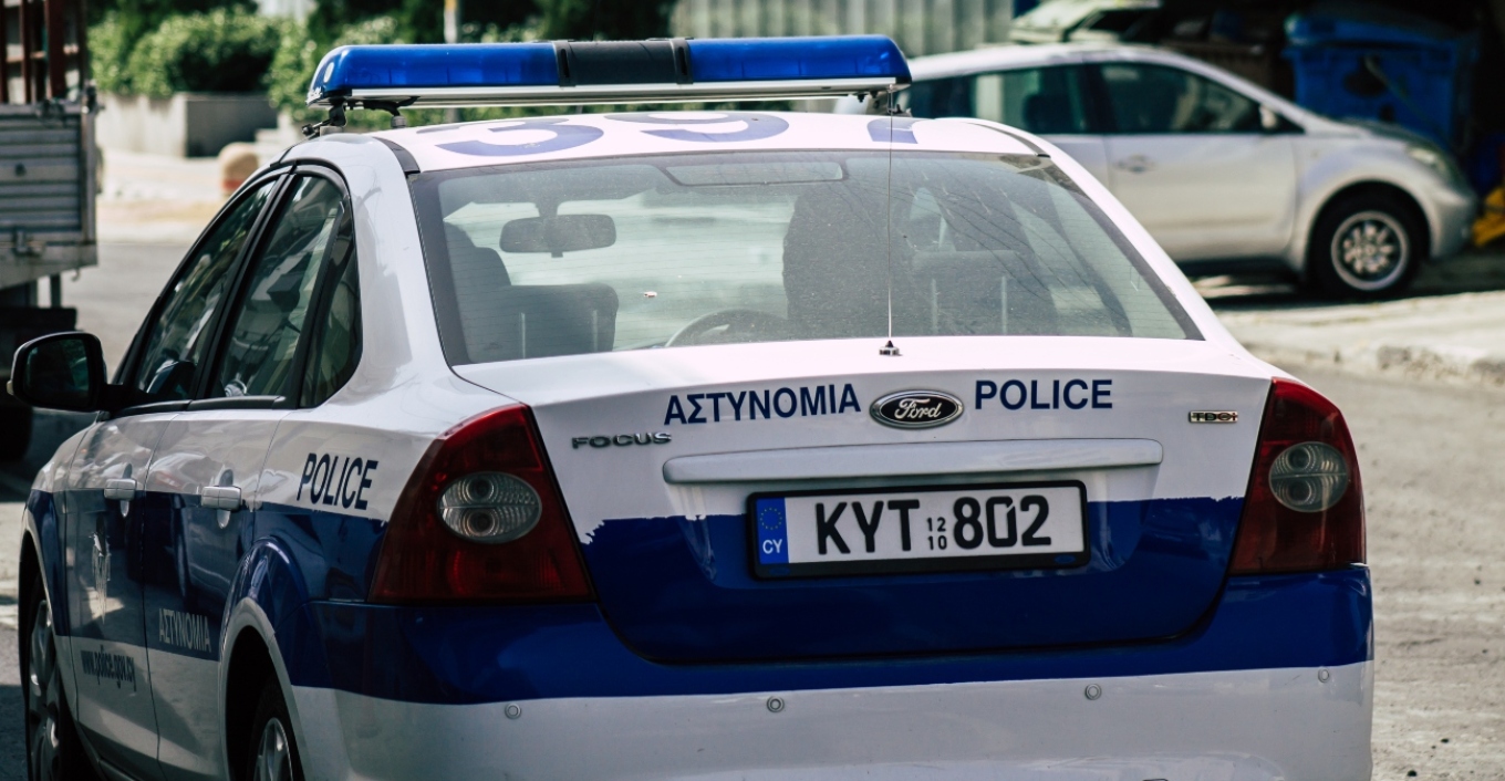 Αλλοδαπός μαχαίρωσε οικιακή βοηθό και αυτοτραυματίστηκε