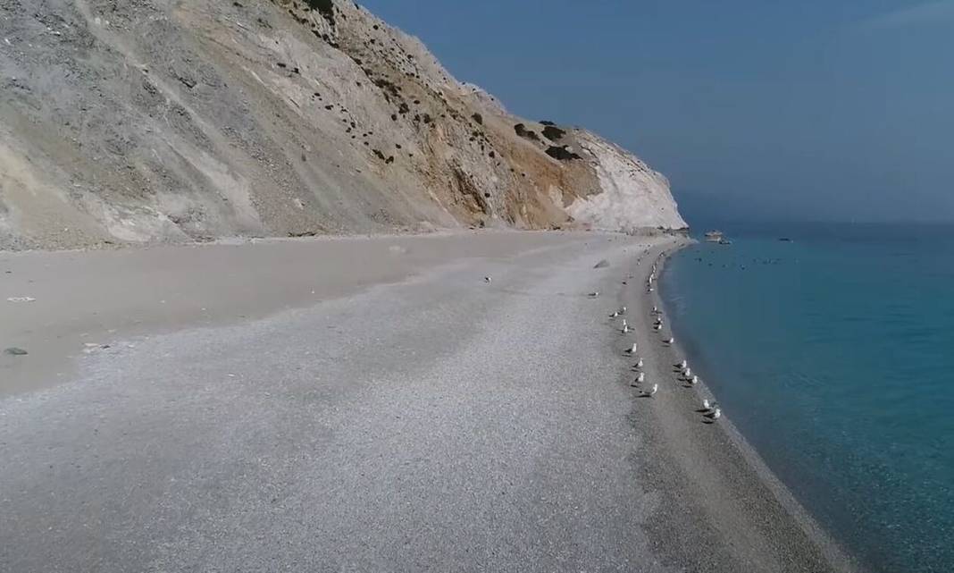 Η παραλία που θα σου κοστίσει 1.000 ευρώ αν πάρεις βοτσαλάκι