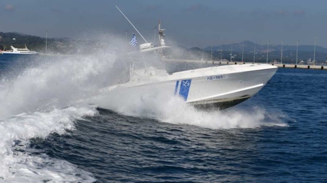 Επεισοδιακή καταδίωξη σκάφους με μετανάστες – Τραυματίστηκε λιμενικός