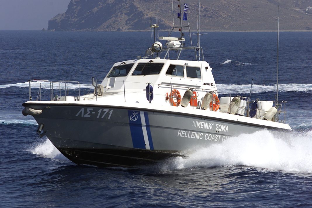 Βυθίστηκε το ιστιοφόρο μετά από εισροή υδάτων – Σώοι περισυνελέγησαν οι τρεις επιβαίνοντες
