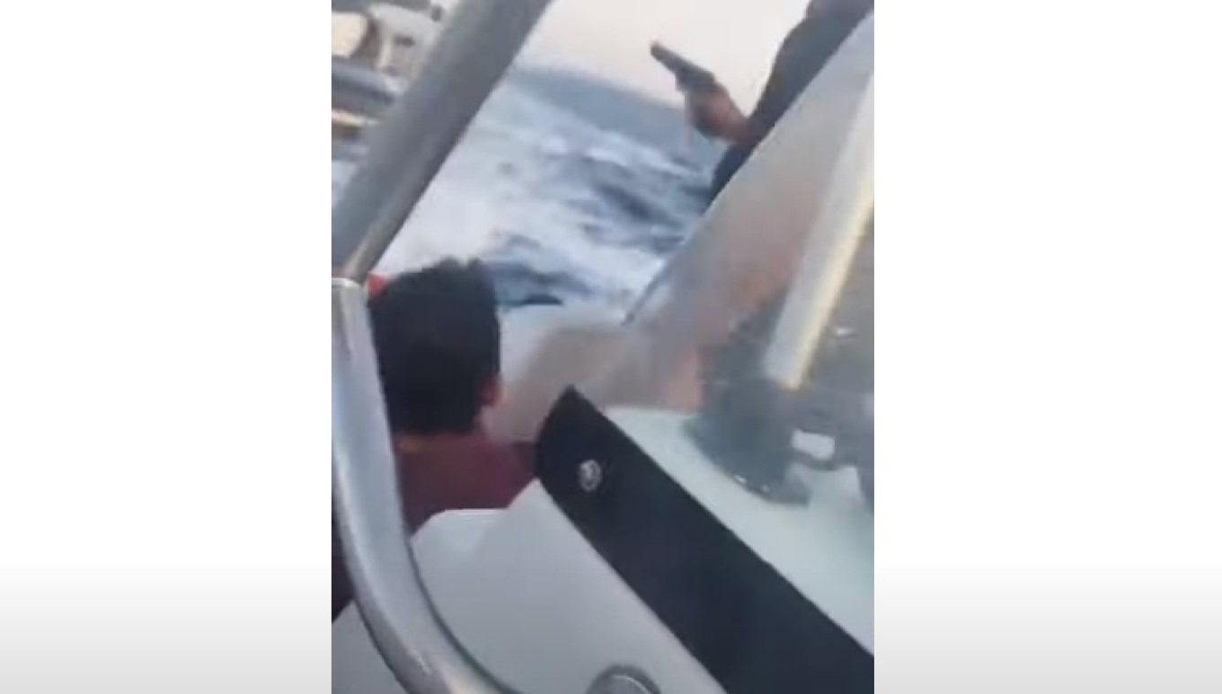 Η στιγμή που ο διακινητής πυροβολεί κατά σκάφους του Λιμενικού