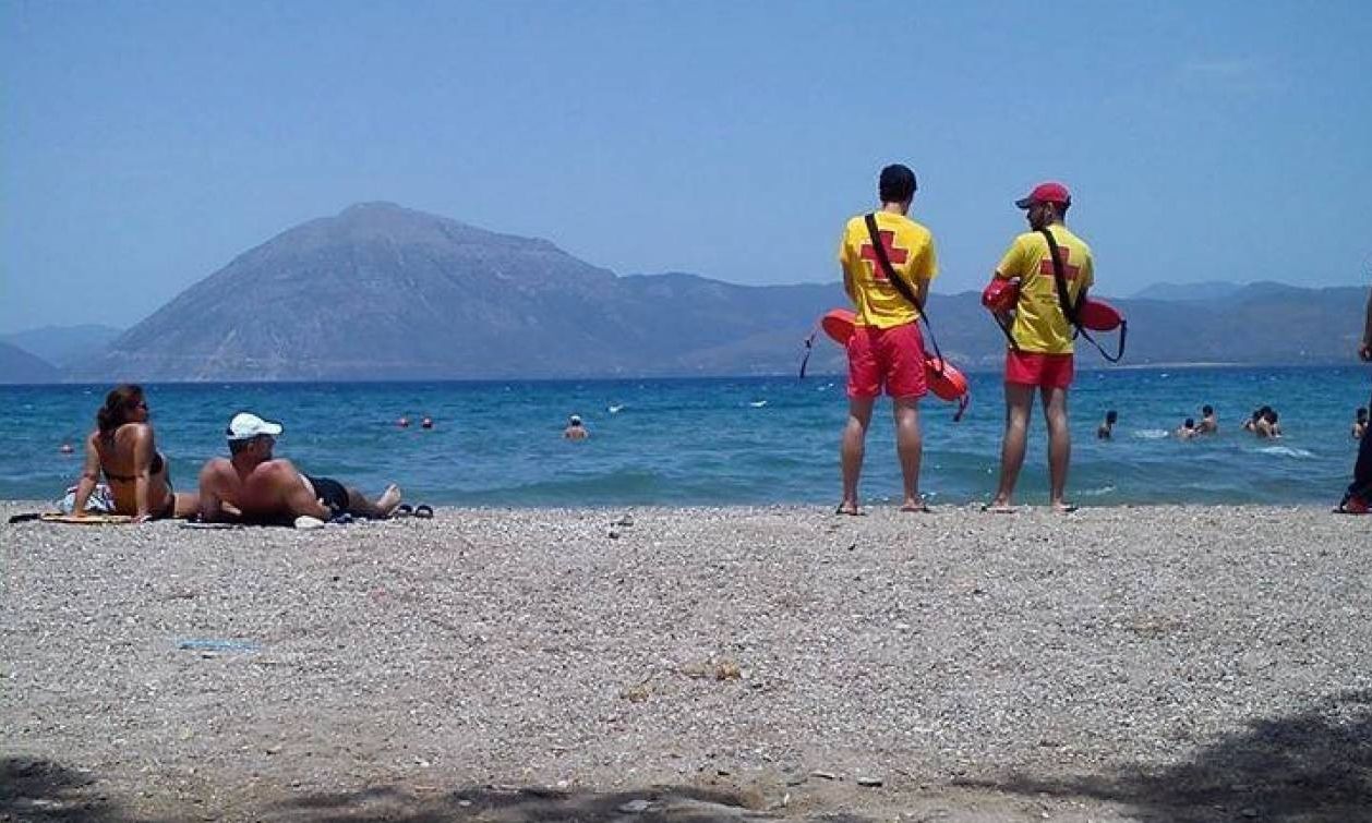 Ναυαγοσώστης έσωσε ηλικιωμένο από πνιγμό – Η κρίσιμη επέμβασή του