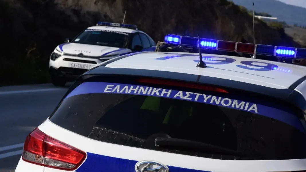 Συνελήφθη ανήλικος που έκλεψε κάρτες από σταθμευμένο όχημα