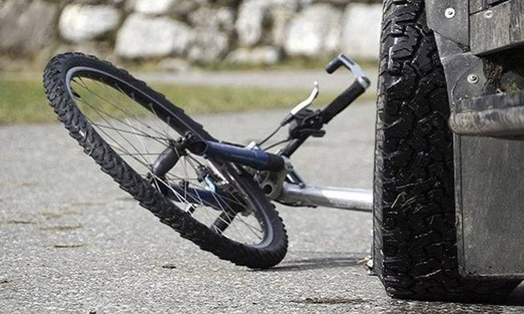 13χρονος «σφήνωσε» με το ποδήλατο του κάτω από τις ρόδες αυτοκινήτου