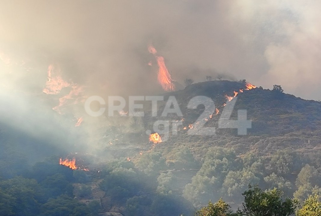 Κρήτη: Συνεχίζεται η μάχη με τις φλόγες – Ρίψεις νερού από δύο ελικόπτερα