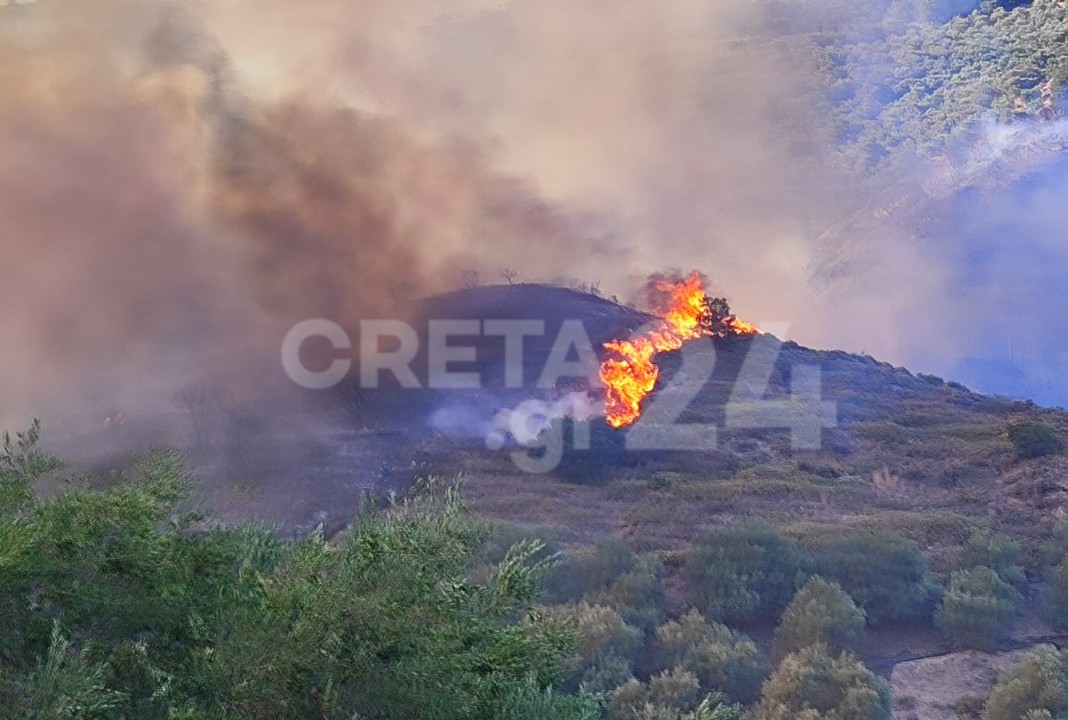 Σε ύφεση η μεγάλη φωτιά στην Κρήτη - Σε επιφυλακή ισχυρές δυνάμεις της πυροσβεστικής