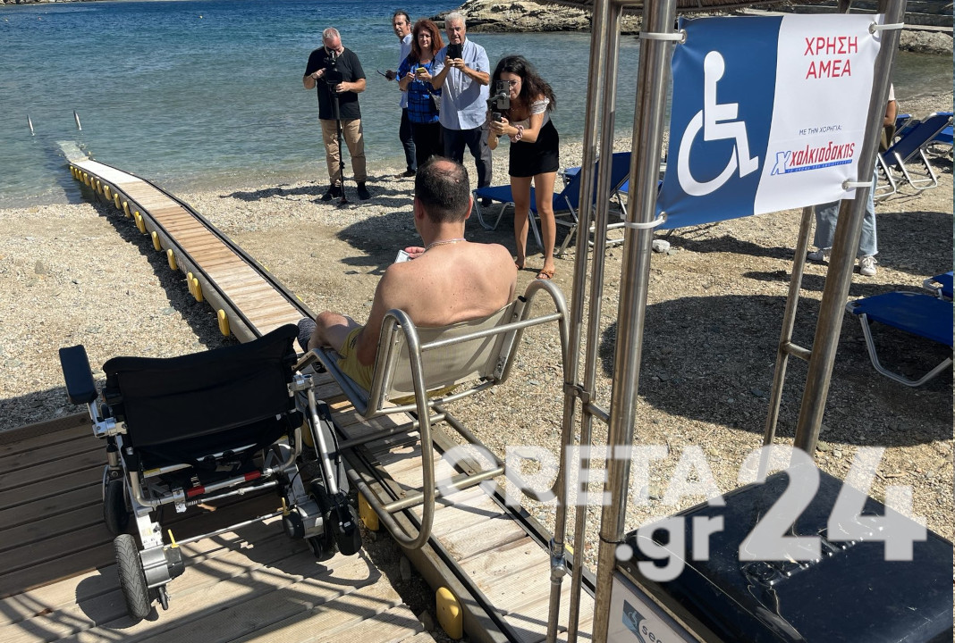 Προσβάσιμη σε όλους η παραλία της Λυγαριάς με το σύστημα αυτόνομης πρόσβασης στη θάλασσα για άτομα με αναπηρίες