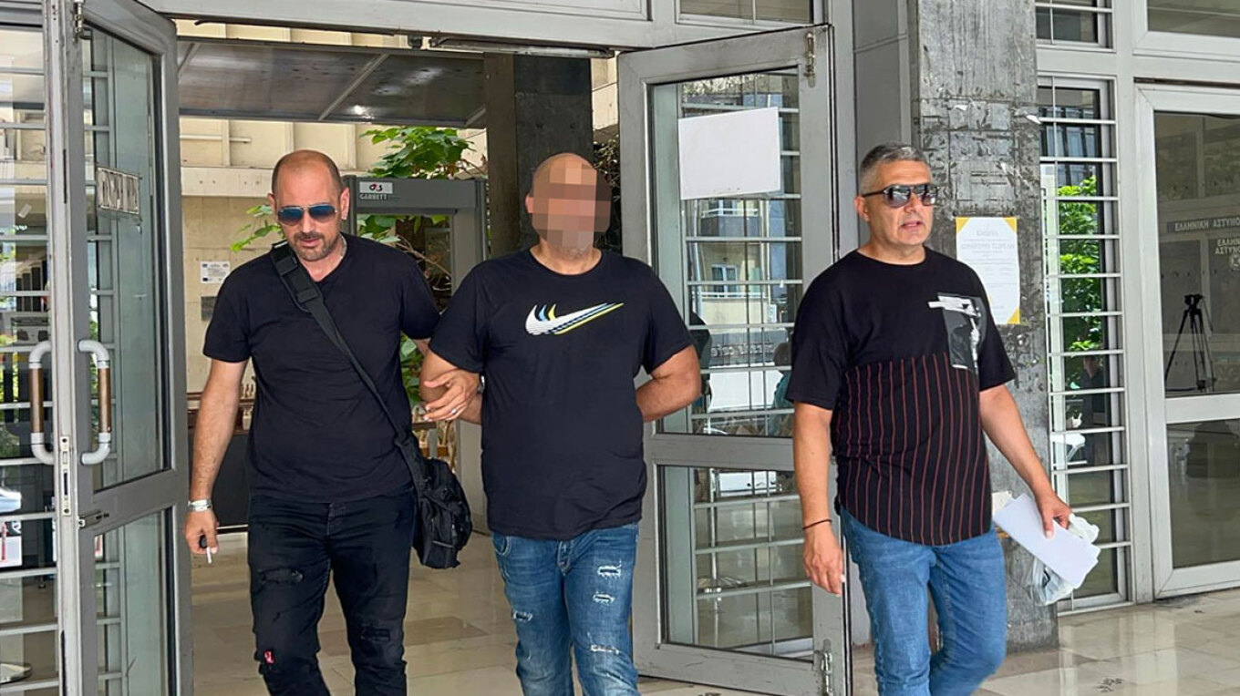 Προφυλακιστέος ο 42χρονος που κατηγορείται ότι ξυλοκόπησε τον ηλικιωμένο πατέρα του - «Έπεσε στο μπάνιο», λέει