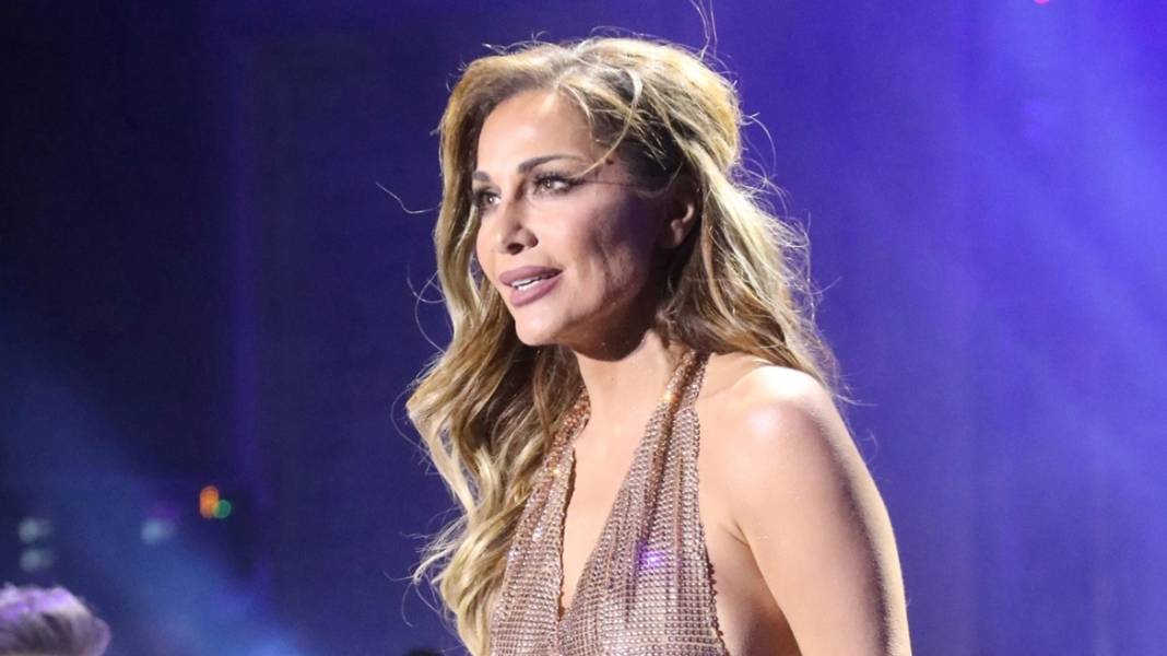 Δέσποινα Βανδή: Προσβολή να τραγουδήσω με φόντο αφίσα του Κεμάλ 50 χρόνια από την εισβολή στην Κύπρo – Είσαι θρασύτατη, γράφουν τουρκικά ΜΜΕ
