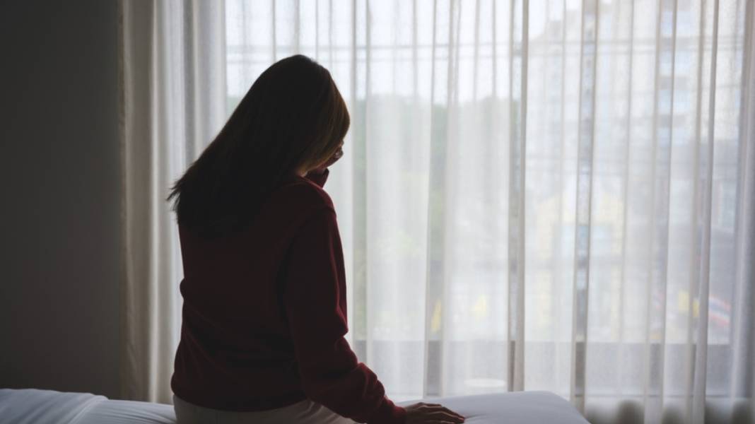 Πρώην στρατιωτικός κατηγορείται ότι κυνήγησε την αδερφή του με μαχαίρι και το πέταξε στην πλάτη της